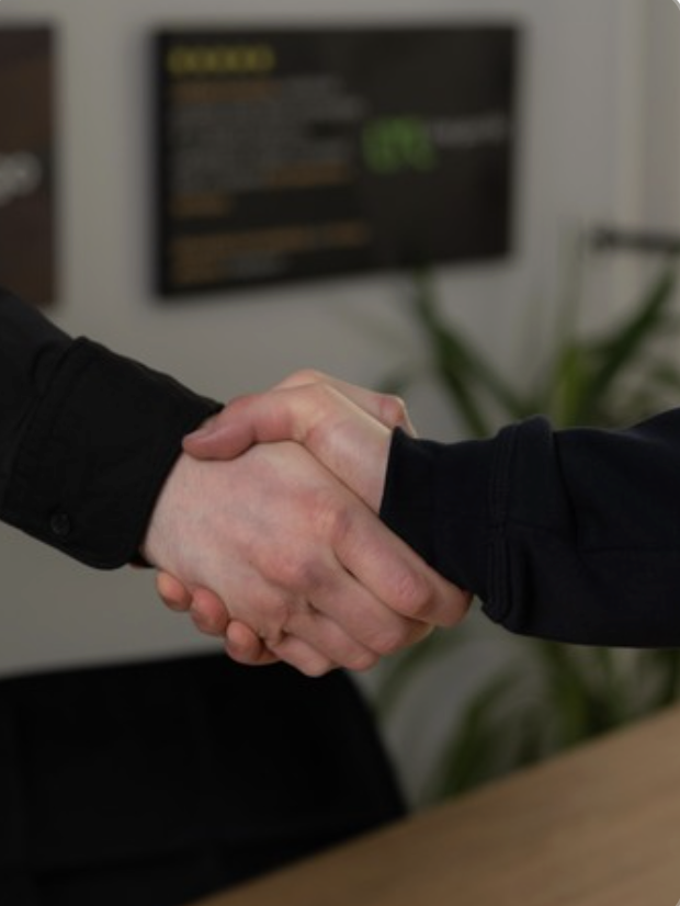Handshake, long-term e-commerce partnership